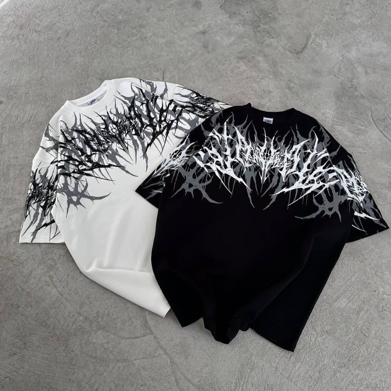 Streetwear Brand Fonts - Y2Kゴスストリートウェアブランド、ユニセックスオーバーサイズTシャツ、トーンメタルフォントプリントトップス、トレンドの流行りのダークグランジストリートウェアに。